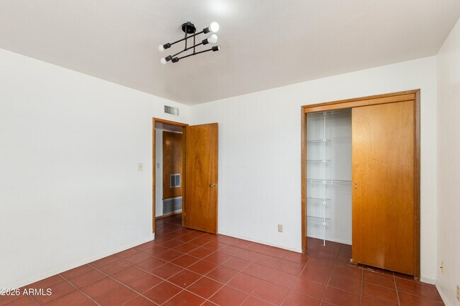 Building Photo - 1524 W Ocotillo Rd