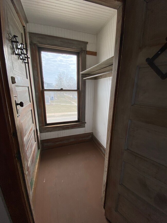 Building Photo - Spacious Home Available Now!