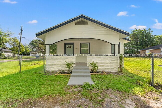 Building Photo - Charming 3x2 Bungalow