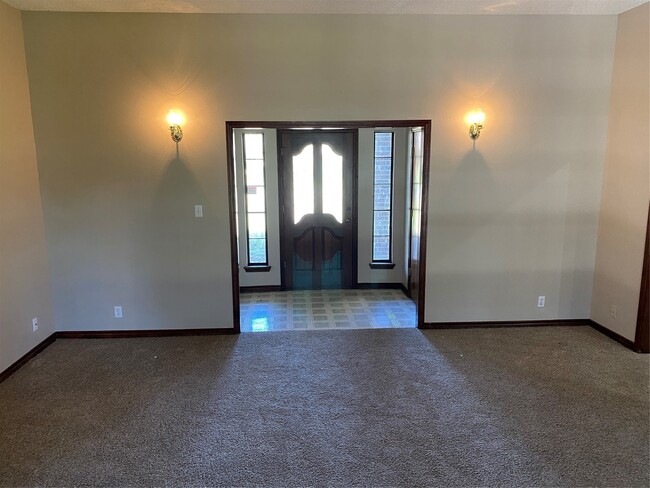 Building Photo - 301 Jansen Dr