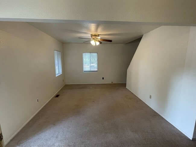 Building Photo - Charming Home Close to Downtown and Schools
