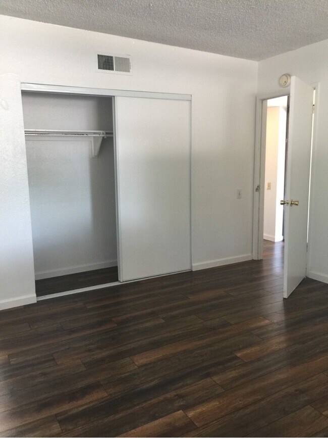 Building Photo - Beautiful 3 bedroom home in Central Davis available for fall move in!