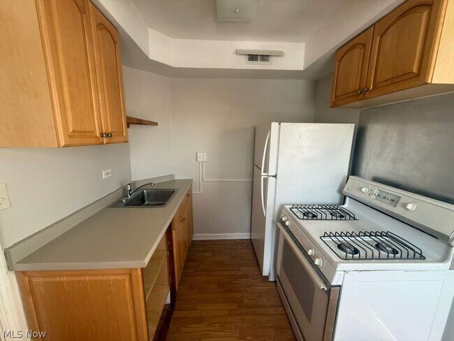 Building Photo - 2027 Warrensville Center Rd