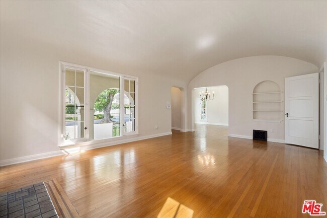 Building Photo - 2002 Kelton Ave