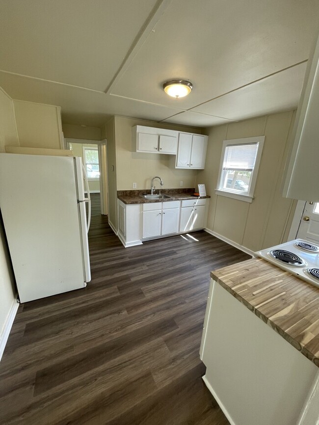 Building Photo - One Bedroom one Bathroom