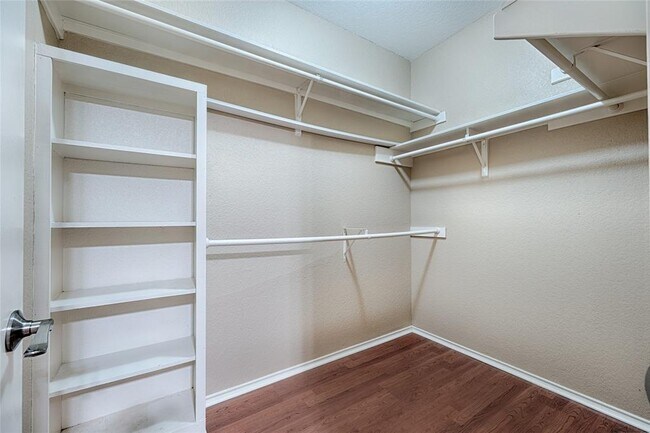 Building Photo - 4711 Spicewood Springs Rd