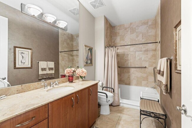 Building Photo - 403 S Sapodilla Ave
