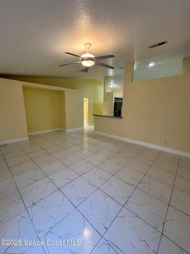 Building Photo - 3266 Weyburn Ave SE