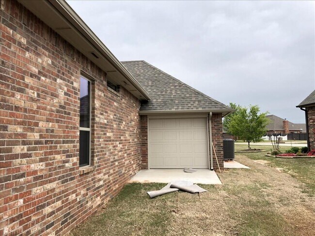 Building Photo - 1540 W Savannah Cir