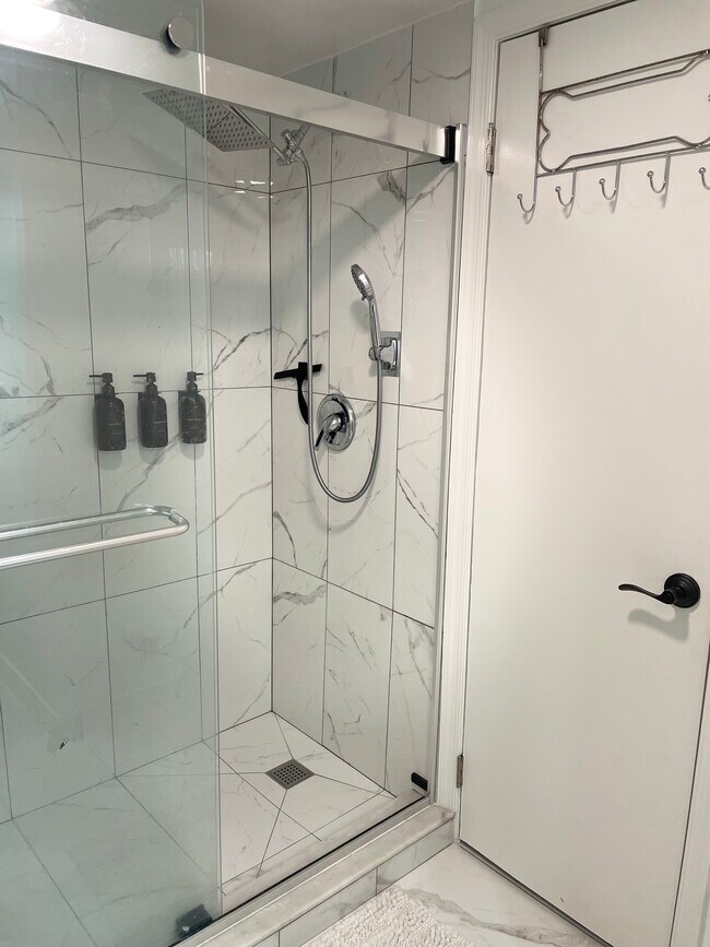 Building Photo - 3075 Hawthorne Dr NE