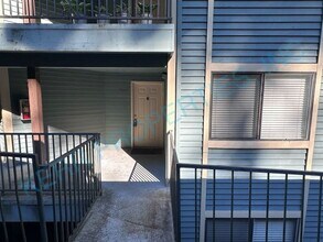Building Photo - Charming 2-Bed Condo in Clackamas – Perfec...