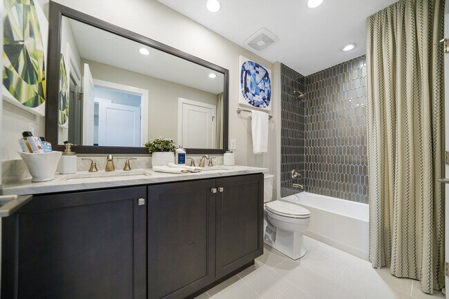 Building Photo - Luxury Fully Furnished 3 Bed 3.5 Bath Townhome in Darlington Ridge