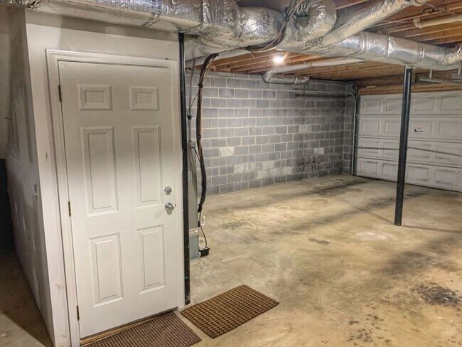 Building Photo - 3 Bedroom/2 Bath Split-Foyer Home Kingspor...