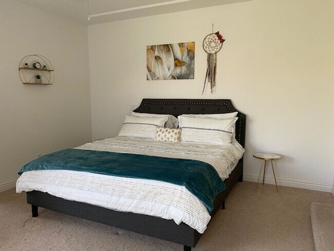 Building Photo - 3 BR + Bonus, Fully furnished, Includes Ut...