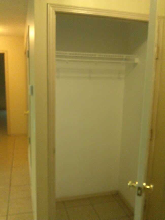 Building Photo - 182-184 Southwinds Drive