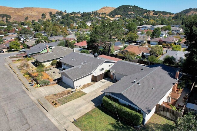 Building Photo - 595 Tanbark Terrace
