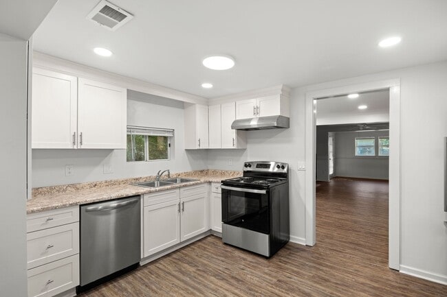 Building Photo - Updated Cottage on Haw Creek!