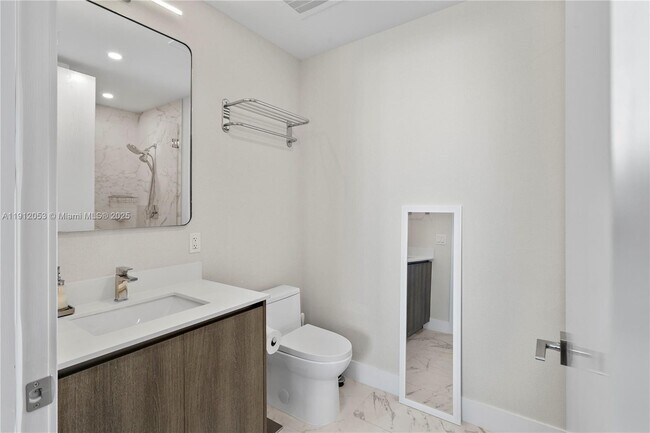 Building Photo - 17550 Collins Ave