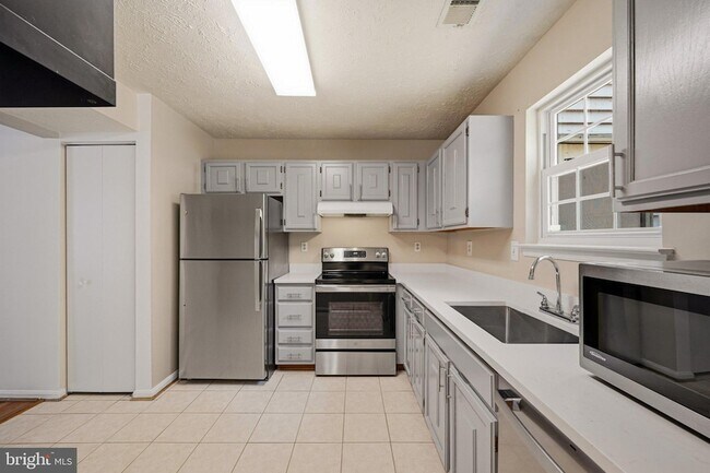 Building Photo - 16 Meadowside Ct