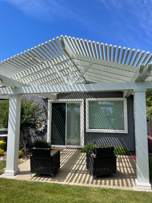 Building Photo - VERY NICELY UPDATED 3 BED, 2 BATHROOM, & 2...