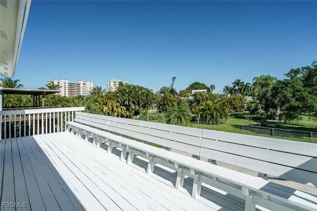 Building Photo - 140 Estrellita Dr