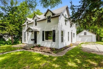 Building Photo - Spacious 3 Bed/2 Bath Home for Rent in Newton! Coming Available in mid-July!