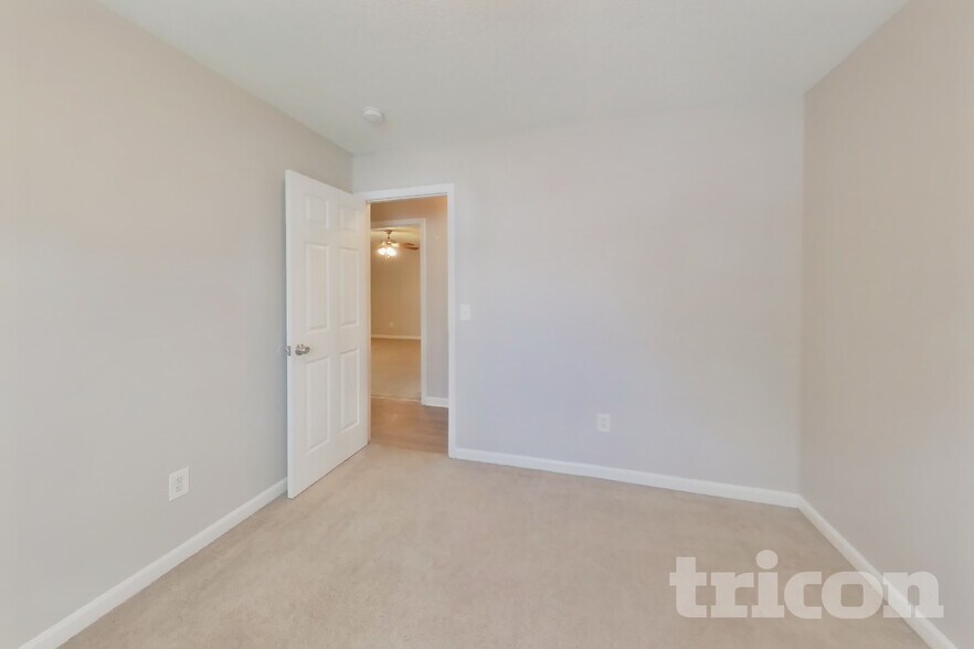 Building Photo - 120 Oakbrook Village Rd