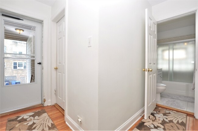 Building Photo - 2639 W Balmoral Ave