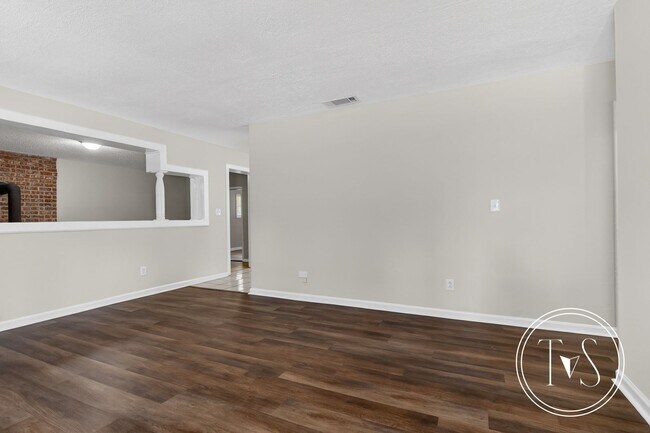 Building Photo - 113 Elm St