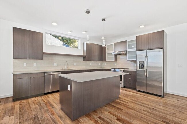 Building Photo - Impeccable Greenwood Townhome with Air Con...