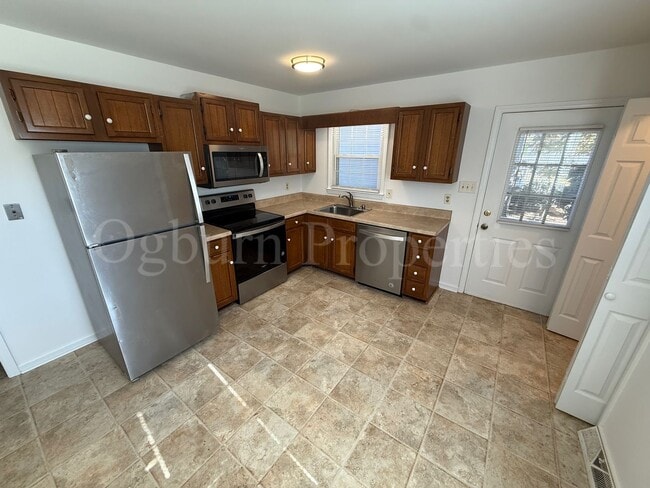 Building Photo - 1688 Guilford Dr