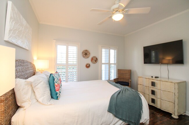 Building Photo - **STUNNING POOL HOME**4BEDS / 4.5BATHS**AQ...