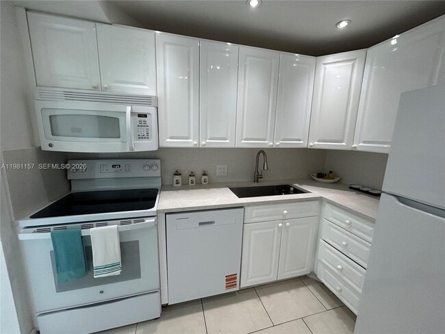 Building Photo - 20301 W Country Club Dr