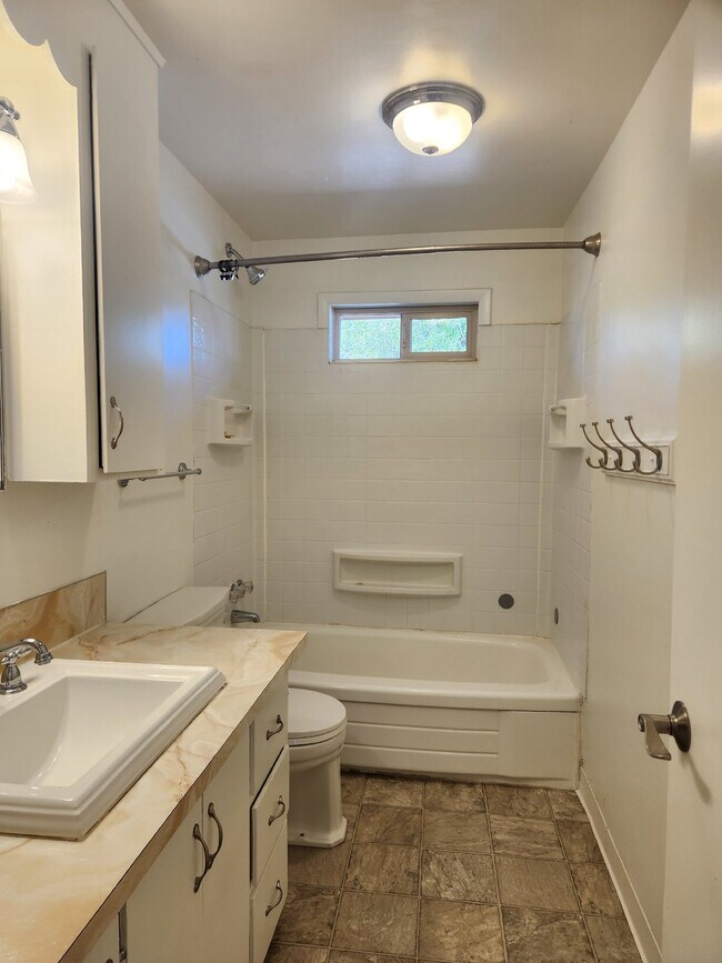 Building Photo - 2-Bedroom Duplex with Hardwood Floors and ...