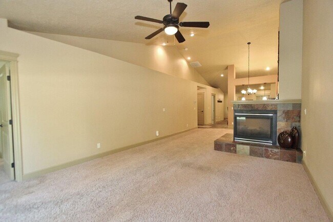 Building Photo - Immaculate Single-Level Townhouse