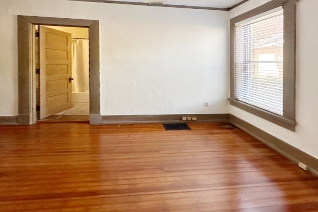 Spacious 1 Bedroom - 19 Clay St