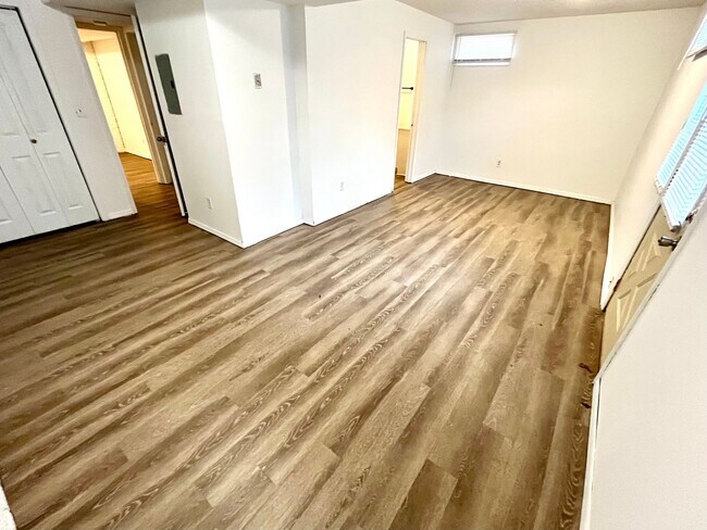 Building Photo - 1467 Valley View Dr