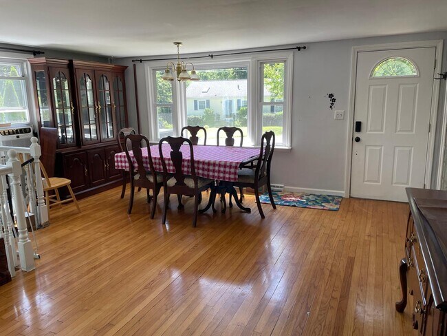 Shared dining room - 4 Hilltop Dr