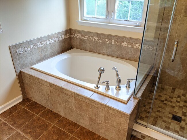 Building Photo - Townhouse in Spring Ridge community - OAKDALE school district - available before the holidays!