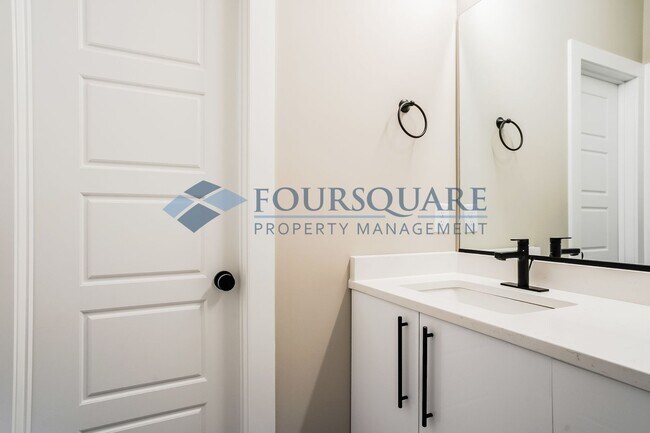 Building Photo - Townhome | Washer/Dryer Included | Back Pa...