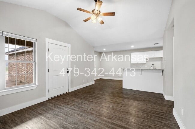 Building Photo - 445 Oakwoods Dr