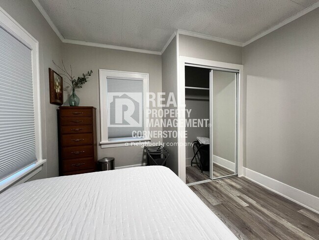Building Photo - Cozy 2-Bedroom Near WMU & Downtown Kalamazoo!