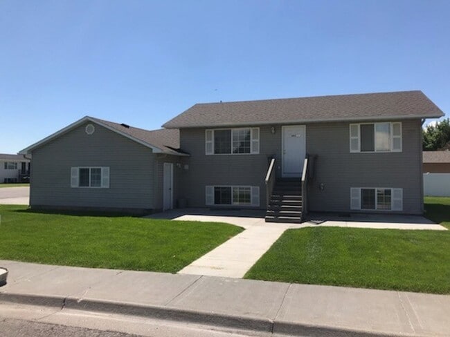 Primary Photo - 2 bed, 1 bath unit with 2 car garage in Id...