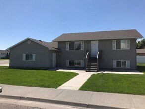 Building Photo - 2 bed, 1 bath unit with 2 car garage in Idaho Falls! CALL TYE 208-313-6062 WITH ANY QUESTIONS