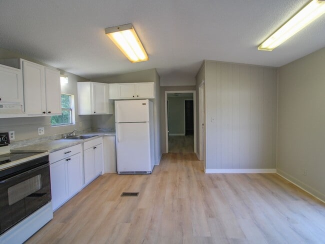 Building Photo - Completely Updated 3BR/2BA Trailer in Musc...
