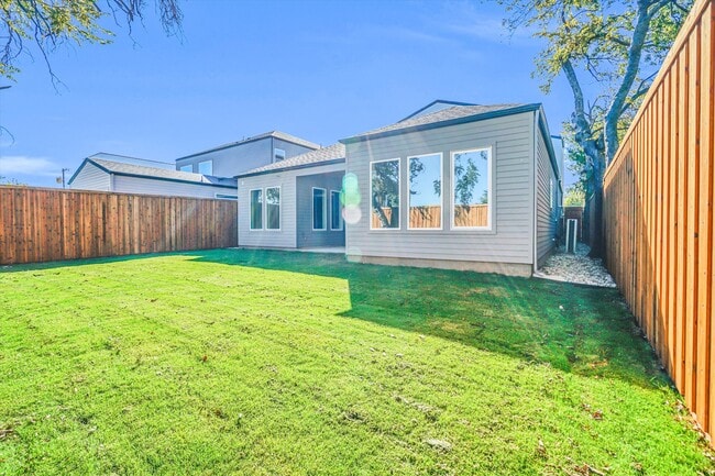 Building Photo - 1711 Nomas St