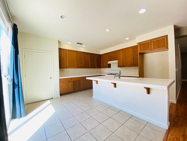 Building Photo - Spacious and Beautiful Home Close to a Huge Park
