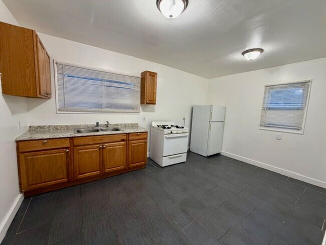 Building Photo - 3 bedroom 1 bath for lease- Section 8 ready call 313-429-3244 KPM Detroit