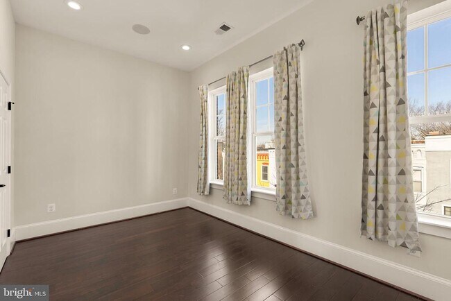 Building Photo - 1609 Levis St NE