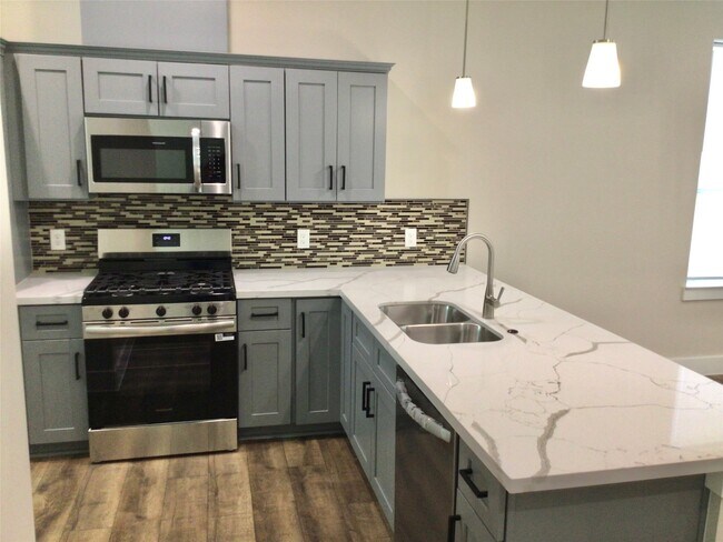 Building Photo - 2109 Marnel Rd